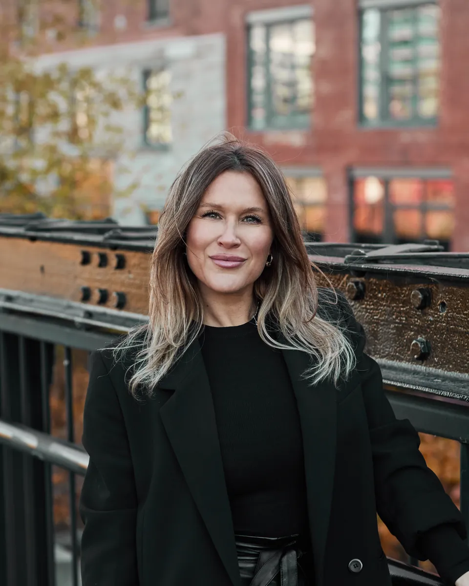Amélie Flanagan, courtière immobilière Espace Loft, devant une ancienne usine de brique