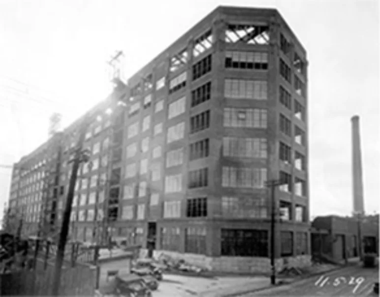L’agrandissement de l’usine Northern Electric à Pointe-Saint-Charles en 1928-1929, la structure du dernier étage encore ouverte