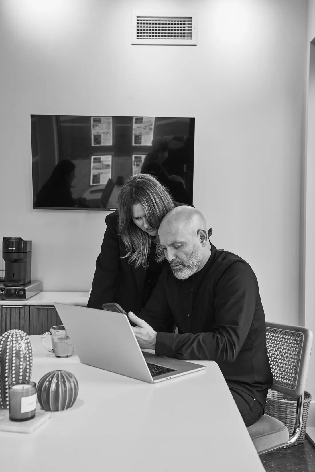 Olivier Mailloux et Amélie Flanagan relisent un dossier ensemble à l'ordinateur