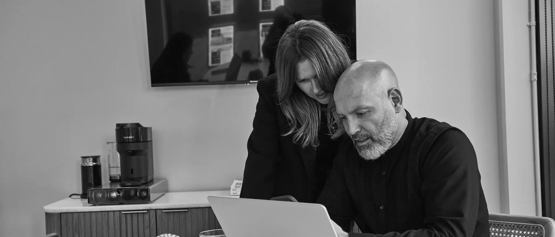 Olivier Mailloux et Amélie Flanagan relisent un dossier ensemble à l'ordinateur